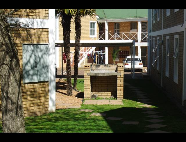 2 bed property to rent in LA COLLINE